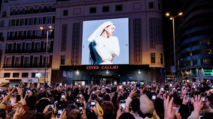 Rosalía podría enfrentar una multa tras el caos originado en Madrid durante la presentación de su álbum, 'Lux'