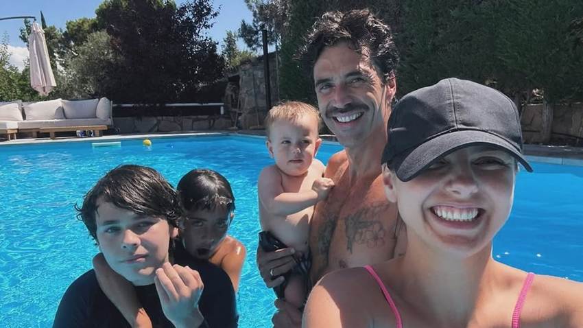 Matías Novoa disfruta su verano más especial en Madrid y junto a sus hijos