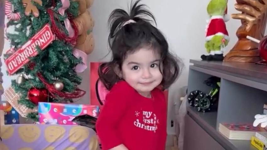 La tierna reacción de Tessa, la hija de José Eduardo Derbez y Paola Dalay, al abrir sus regalos del Día de Reyes