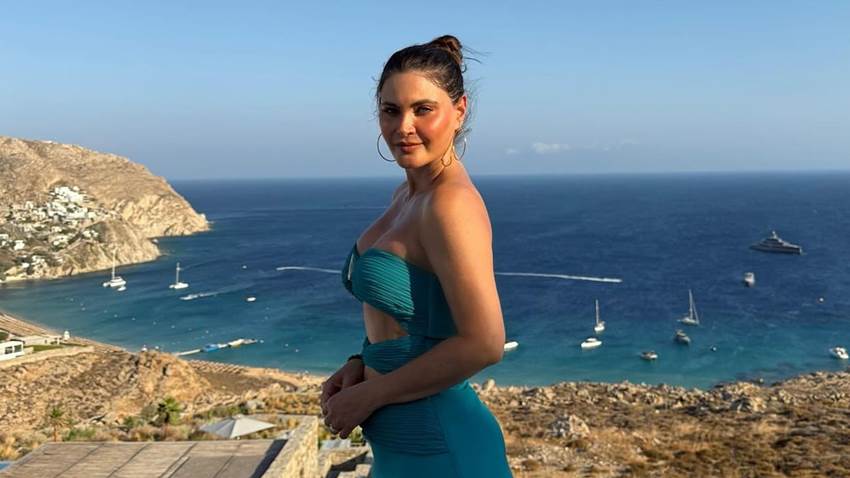 ‘Chiqui’ Delgado deslumbra en Mykonos mientras se alista para cumplir 53 años