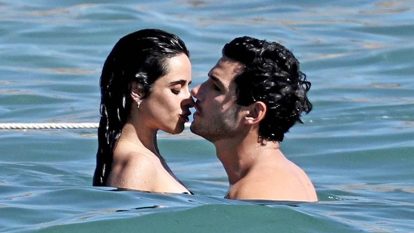 Camila Cabello y Henry Junior elevan la temperatura en su romántico verano en Ibiza