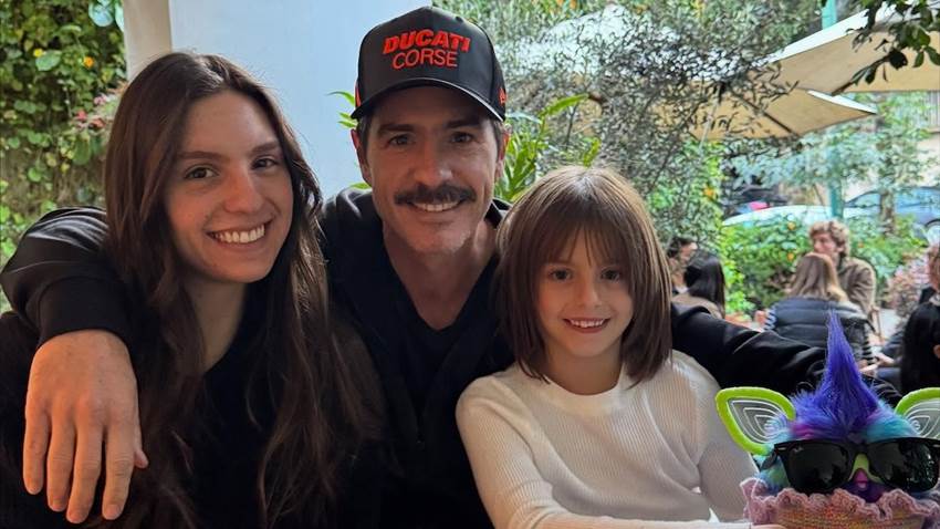 Mauricio Ochmann enternece con una foto junto a sus hijas y confiesa: 'Amo ser su papá'