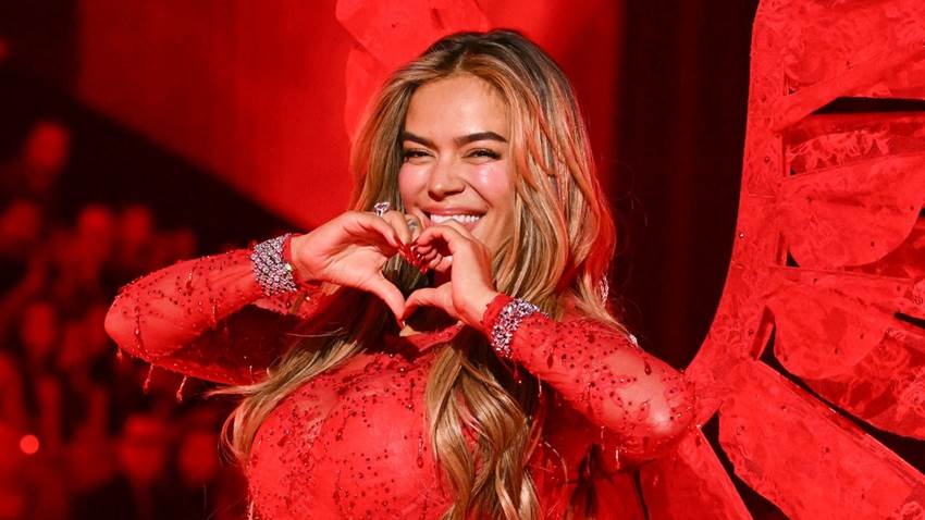 Karol G se apodera de la pasarela y se convierte en un ángel de Victoria's Secret