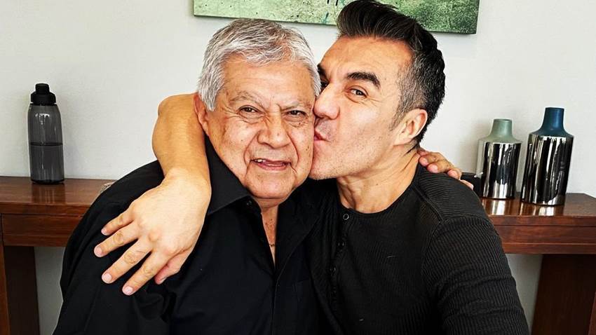 Adrián Uribe, de luto por la partida de su padre