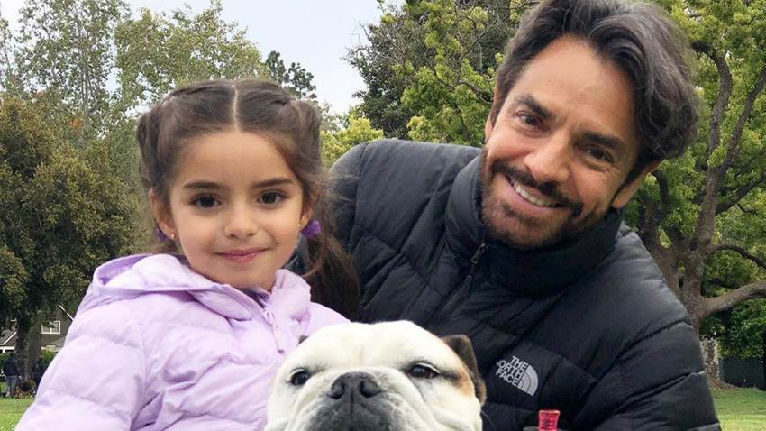 Eugenio Derbez y su divertida rutina de ejercicio ¡con Aitana como pesas!