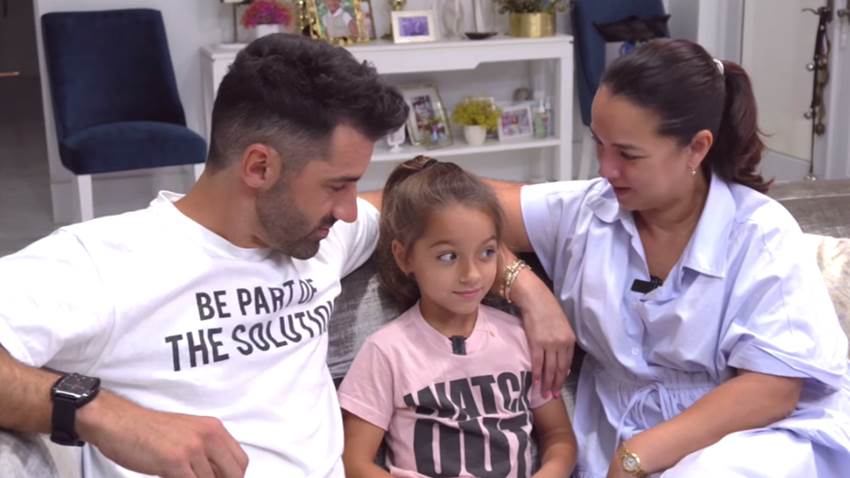 Alaïa y su simpática reacción al ver el primer beso entre sus padres