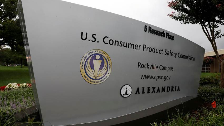 El Supremo de EE UU refuerza el poder ejecutivo de Trump y le permite purgar la agencia reguladora del consumo
