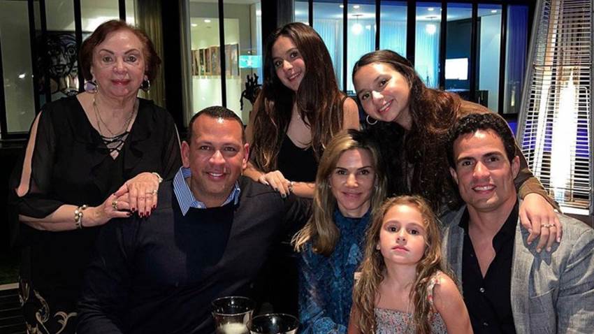 Alex Rodriguez celebra Thanksgiving con su exesposa y sus hijas