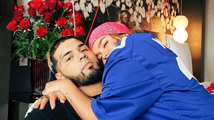 Entre rosas y globos, así celebraron Karol G y Anuel AA su segundo aniversario de novios