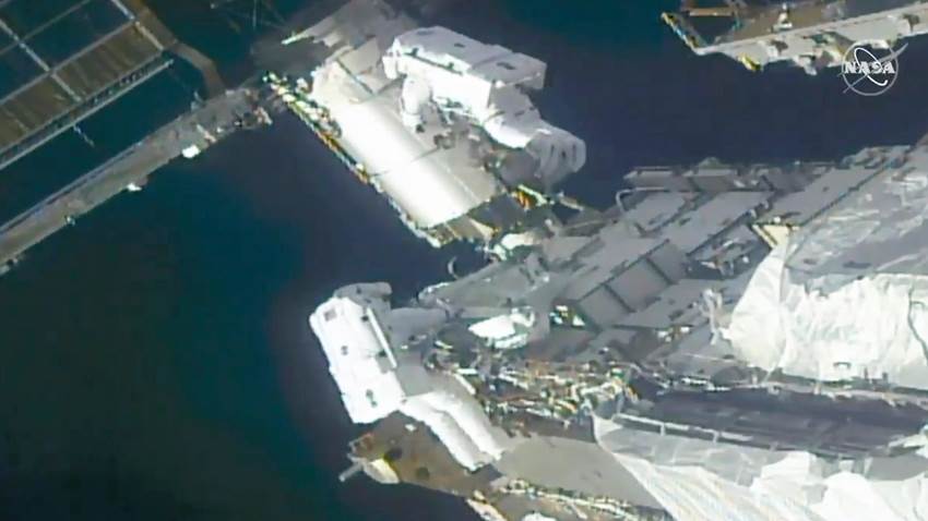 Astronautas preparan la EEl para nuevas placas solares