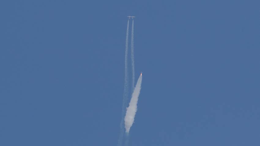 Richard Branson viaja al espacio en su propio avión cohete