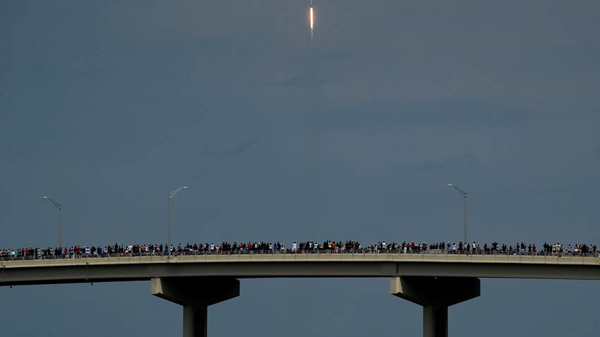 SpaceX lanza al espacio 57 satélites para servicio de internet