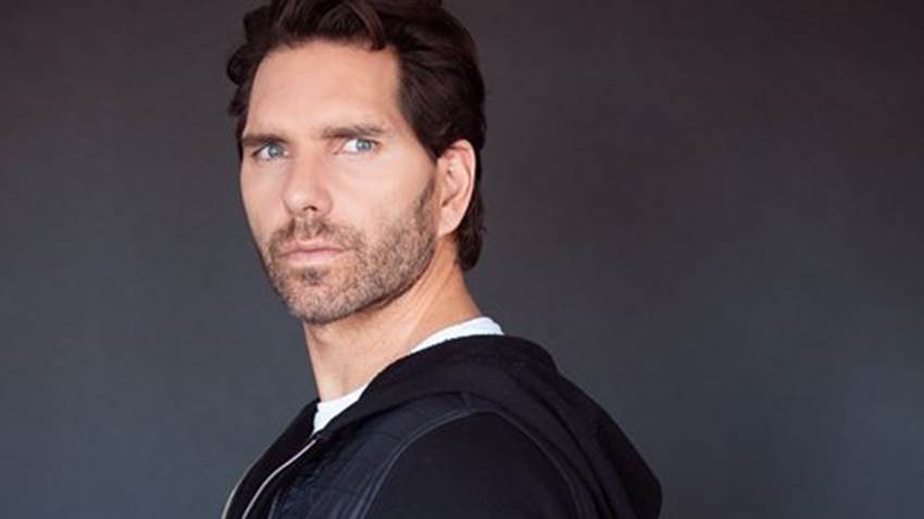 Arap Bethke en su personaje más intrépido en la serie ‘Buscando a Frida’, de Telemundo