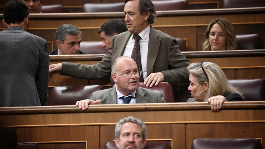 El PP vota con Vox en el Congreso a favor de “restringir la regularización de inmigrantes ilegales a través del arraigo”