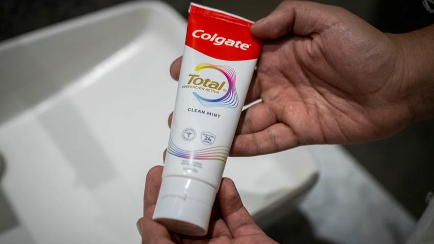 La alerta sanitaria por el uso del dentífrico Colgate Total Clean Mint se extiende por América Latina