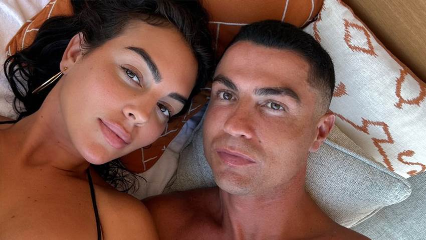 Georgina Rodríguez presume emocionada su anillo de compromiso en un tierno posado con Cristiano Ronaldo