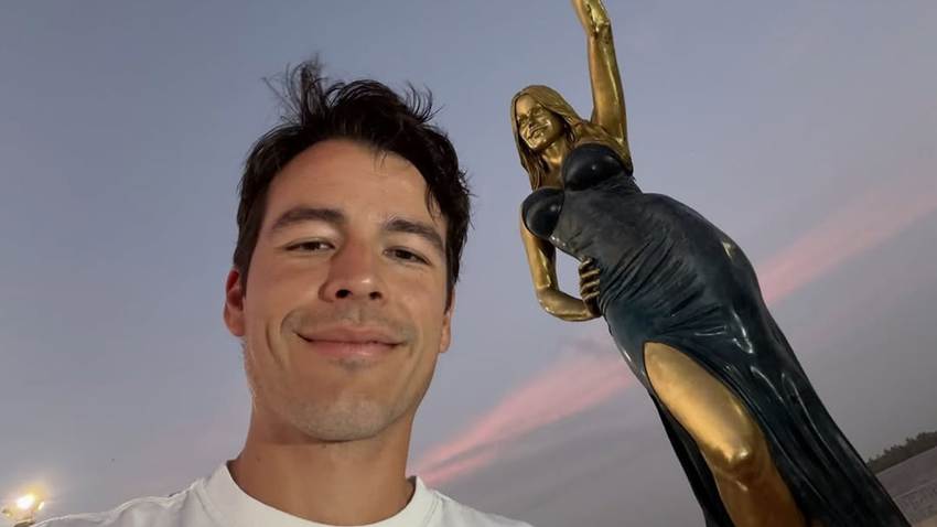 Hijo de Sofía Vergara presume con orgullo la estatua de su madre en el Gran Malecón de Barranquilla