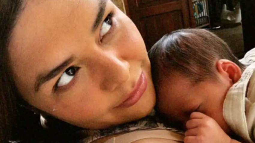 Yuridia comparte tiernas fotos junto a su bebé de casi un mes de nacido