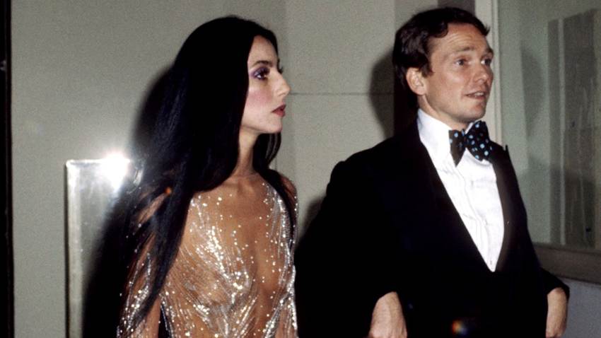 De los 'naked dresses' al glamour disco: los 'looks' de Cher que hicieron historia