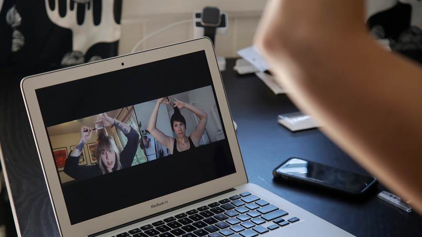 Empleados y estudiantes afrontan escasez de computadoras causada por la pandemia: EE.UU.