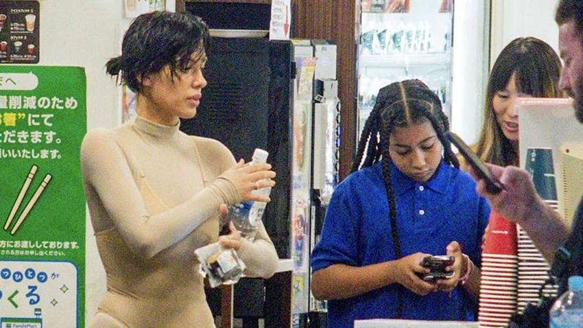 Bianca Censori y North West muestran su complicidad en su viaje a Japón