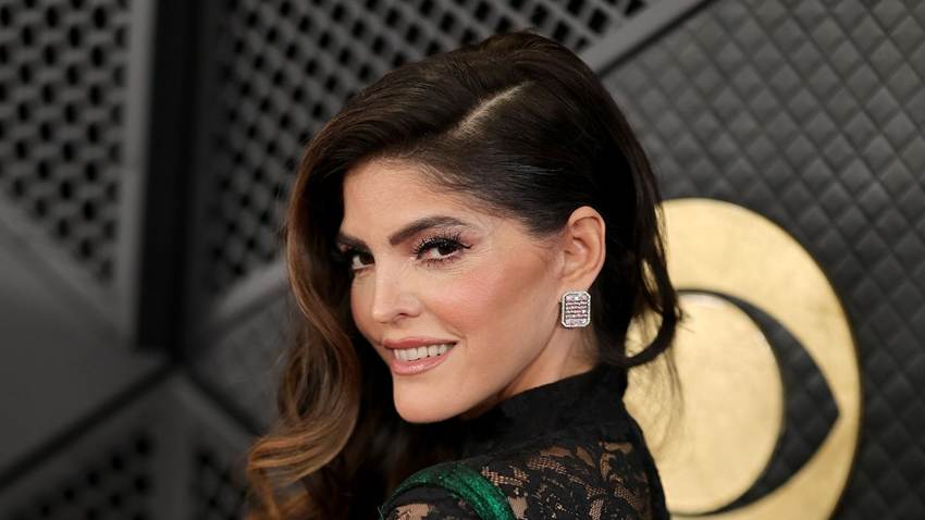 Ana Bárbara celebra la unión de su familia con un nuevo posado junto a sus hijos y su novio