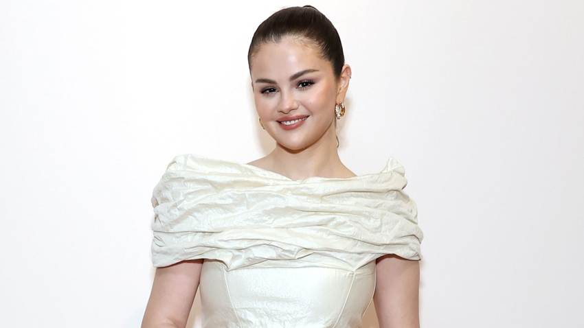 Emocionada, Selena Gomez presume su espectacular anillo de compromiso con nuevas fotos