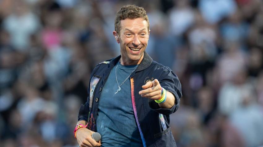 Chris Martin expone a CEO de Astronomer con una mujer que no es su esposa, en concierto de Coldplay
