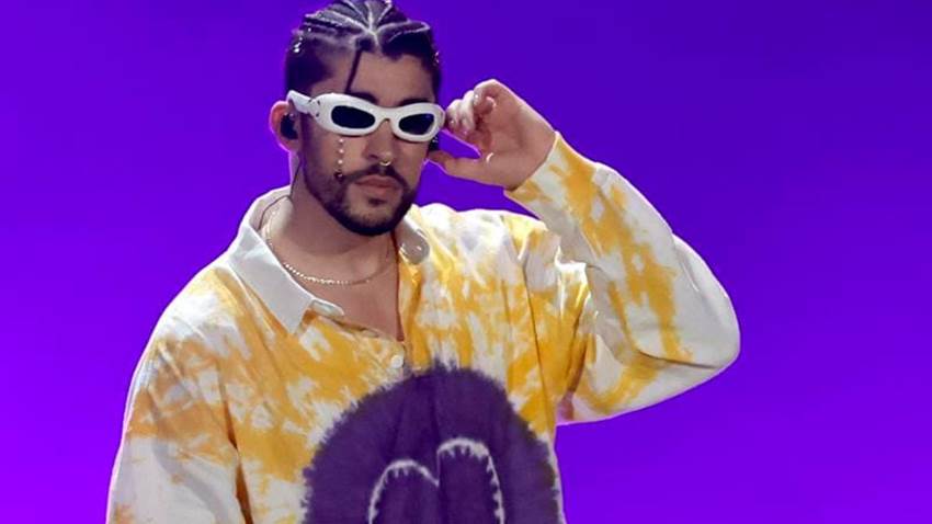 Bad Bunny explica por qué aventó el teléfono de una fan al mar