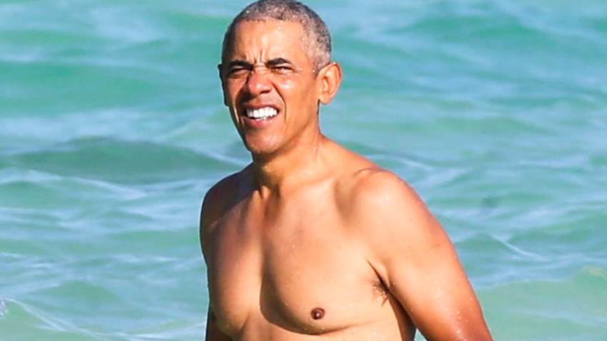 Barack Obama muestra su cuerpo presidencial mientras disfruta en Hawái con la familia