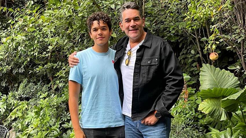 Eduardo Santamarina, entre besos y abrazos, sorprende a su hijo Eduardo Zucchi en el set de grabación