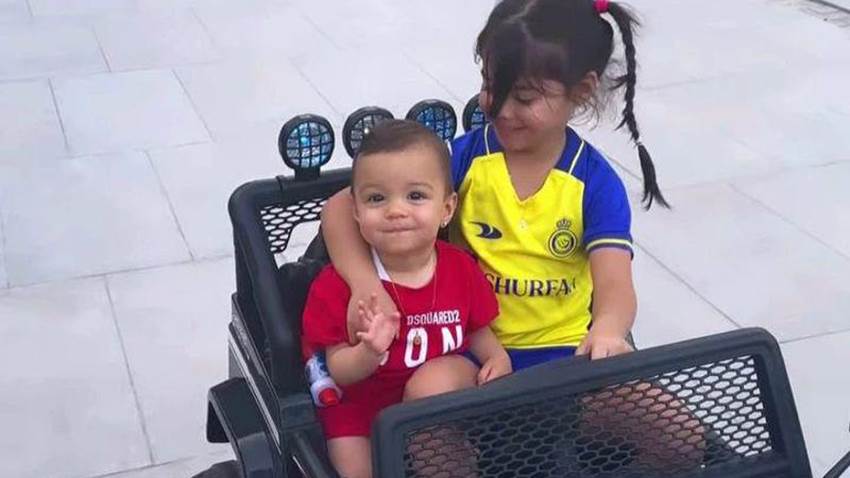 ¡Abran paso! Bella Esmeralda provoca suspiros al pasear en carrito con su hermana Eva