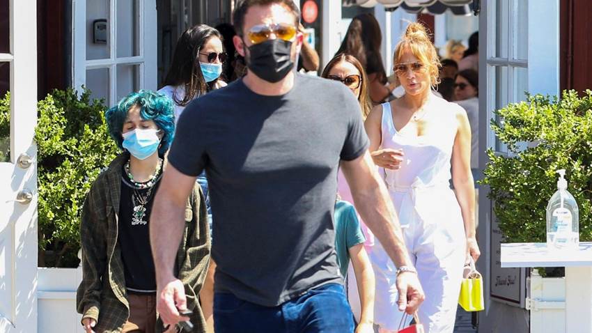 Ben Affleck practica su español con los paparazzi y reconoce que es difícil de aprender