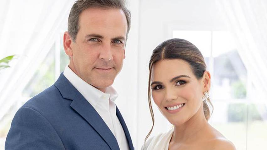 Carlos Ponce y Karina Banda dan la bienvenida a otro miembro en la familia