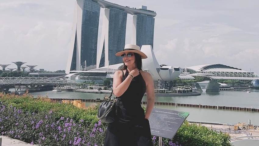 Chiquinquirá Delgado celebra su cumpleaños 52 con un maravilloso viaje a Singapur