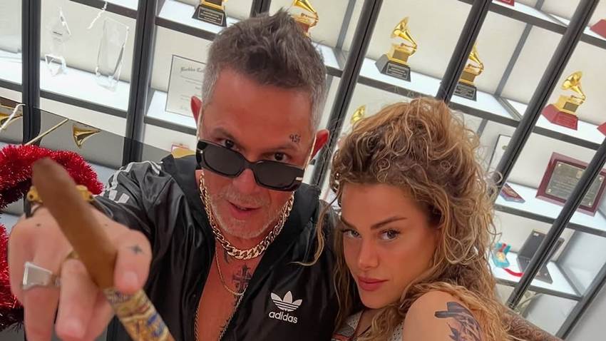Candela Márquez sorprende a Alejandro Sanz en su cumpleaños con una romántica serenata