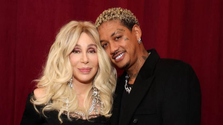 Aseguran que Cher planea boda para 2026 con su novio 40 años menor