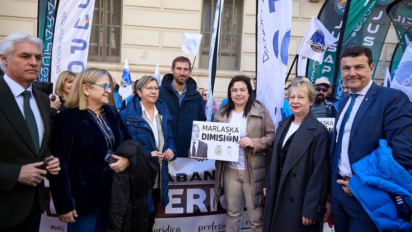 El PP y Vox alientan las protestas policiales que piden la dimisión de Marlaska tras la querella por violación contra el exjefe de la Policía