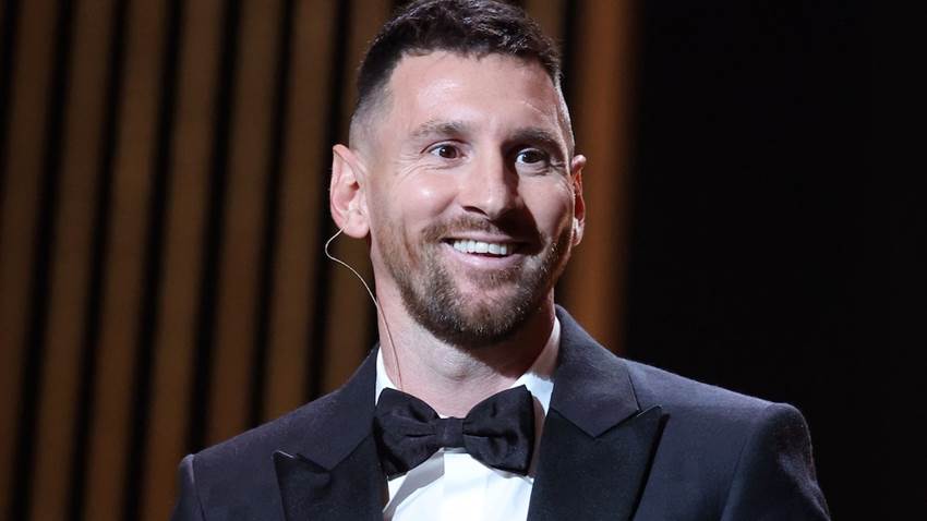 Lionel Messi causa sensación al aparecer en el escenario de un teatro en Argentina