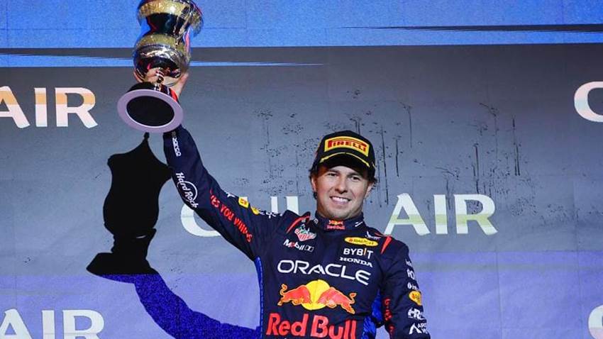 Tras conseguir el subcampeonato de la Fórmula 1, Checo Pérez logra su primer podio del año