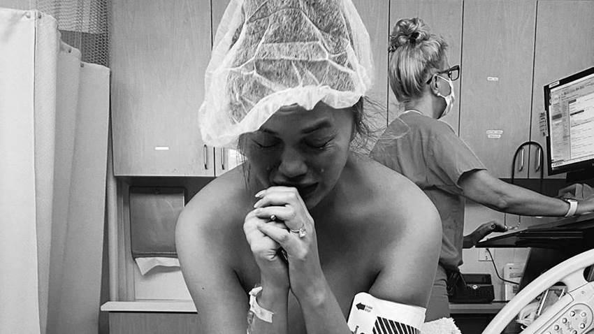 Chrissy Teigen explica por qué publicó las fotos del día que perdió a su bebé