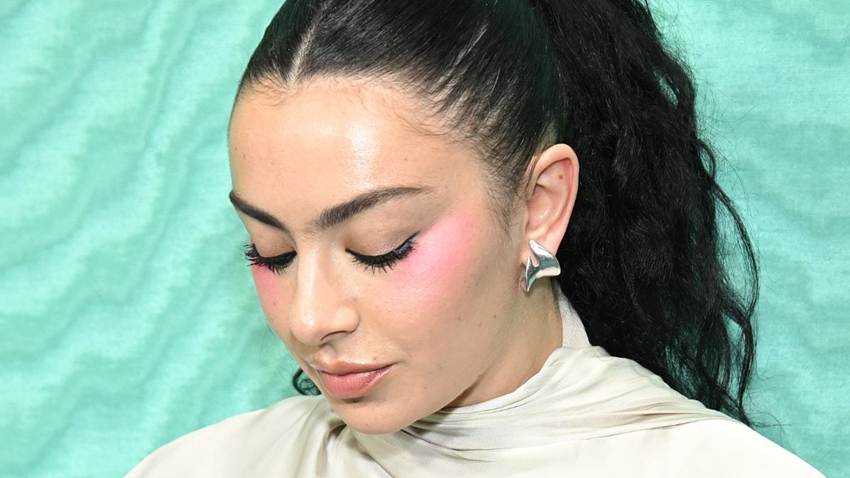 Todo menos “niñata”: los detalles del comentado vestido de novia de Charli XCX