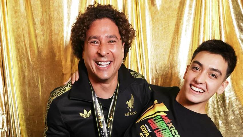 La emotiva felicitación de Memo Ochoa para Gilberto Mora por su graduación