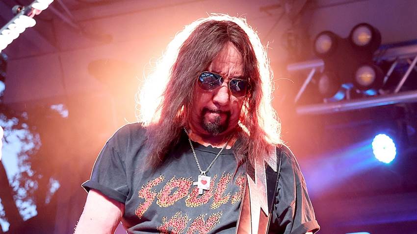 Kiss rinde sentido homenaje a Ace Frehley, fundador de la banda, tras su muerte a los 74 años