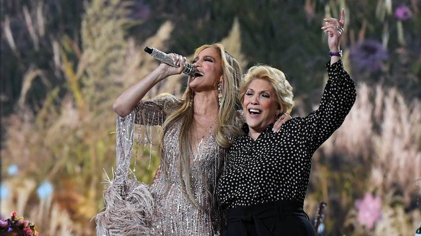 Jennifer Lopez celebra los 80 años de su mamá con emotivo mensaje y una espectacular fiesta en Las Vegas