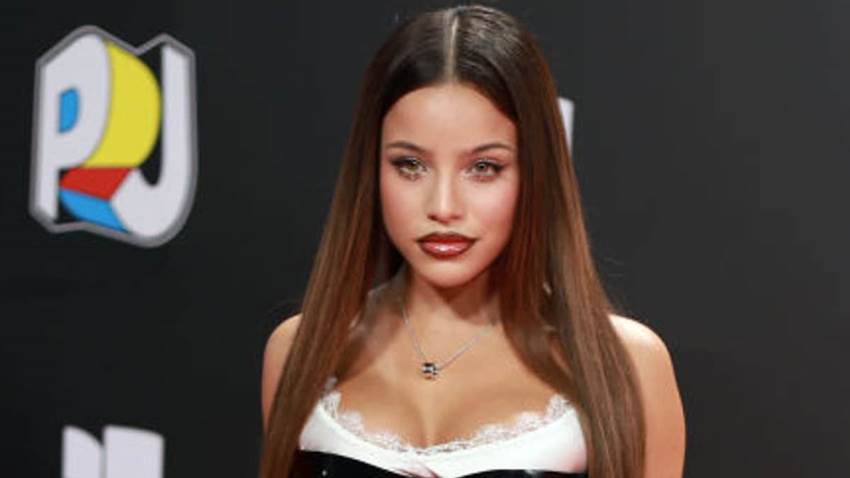 Emilia demuestra que el estilo 'grunge' está de vuelta en la alfombra roja de los Premios Juventud