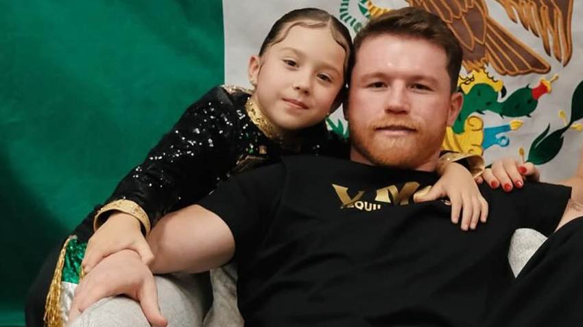 Maria Fernanda y Saúl Adiel, los hijos menores de 'Canelo' Álvarez, posan con su nueva hermanita en brazos