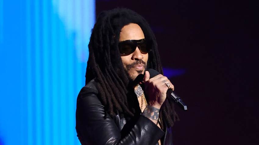 Lenny Kravitz sufre percance en concierto; una fan le arranca cuatro rastas en pleno show