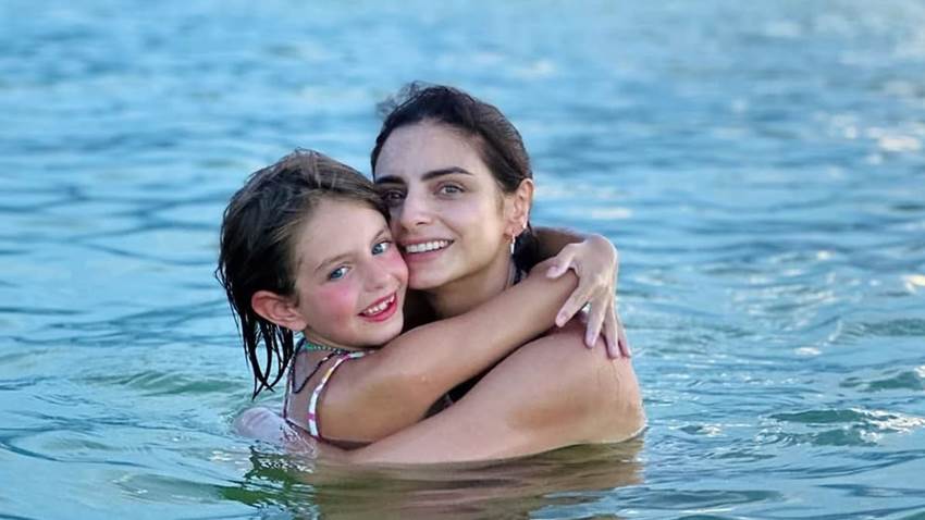 Aislinn Derbez y Kailani disfrutan de unas vacaciones en su lugar feliz, la playa
