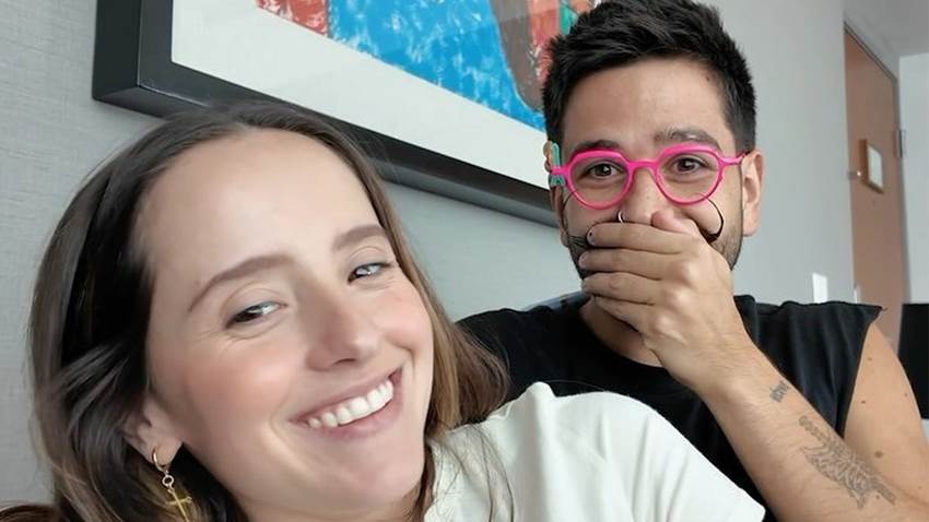 Camilo se convierte en el estilista de Evaluna con un divertido tutorial y tienes que ver el resultado